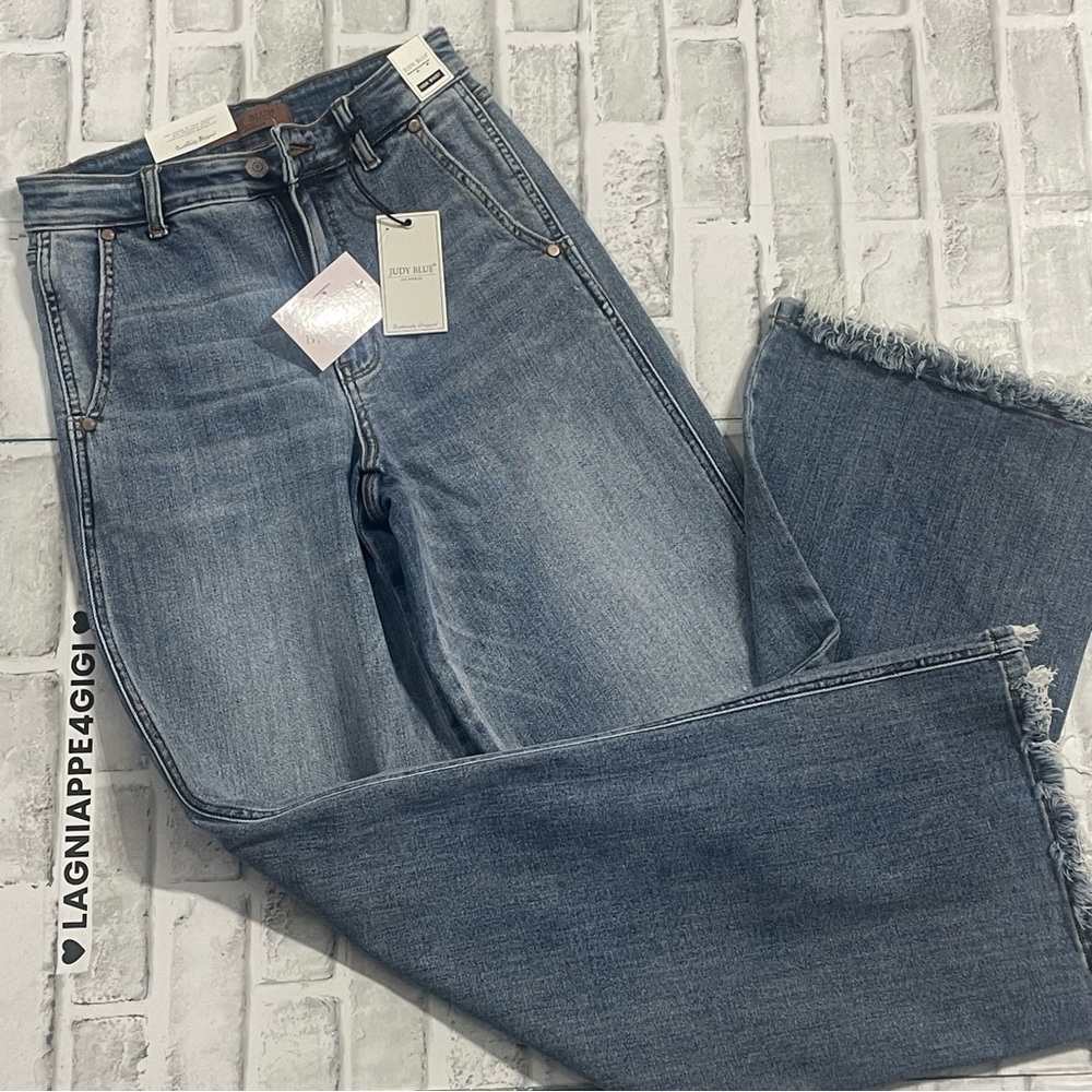 Judy Blue women’s jeans high waist Retro wide-leg distressed hem. NWT.size 3/26